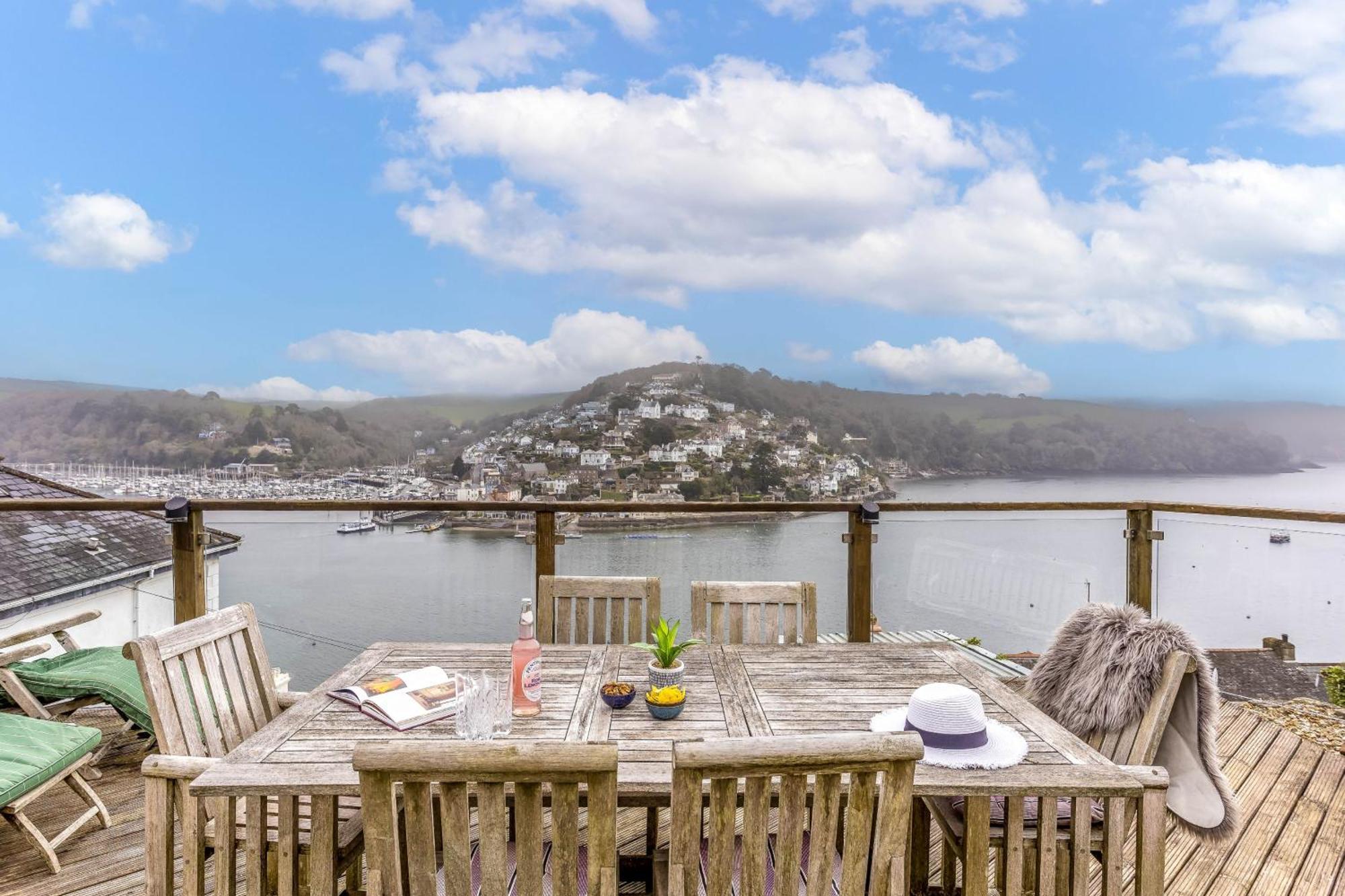 Uphigh - Elevated Family Home With Stunning River Views Dartmouth Buitenkant foto